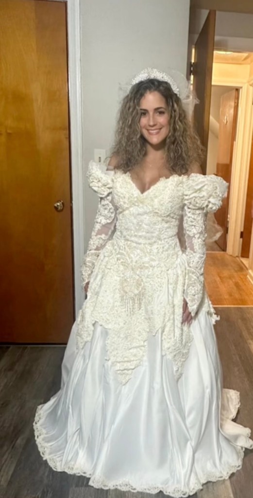 Bride-to-be Samantha Pereira was shocked to find her mother's preserved wedding dress had apparently been swapped for someone else's in 1994.